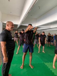 Instrutor Elvio Lisboa em sala de aula, orientando a Turma 98 do CFV, composta por diversos alunos atentos ao conteúdo.