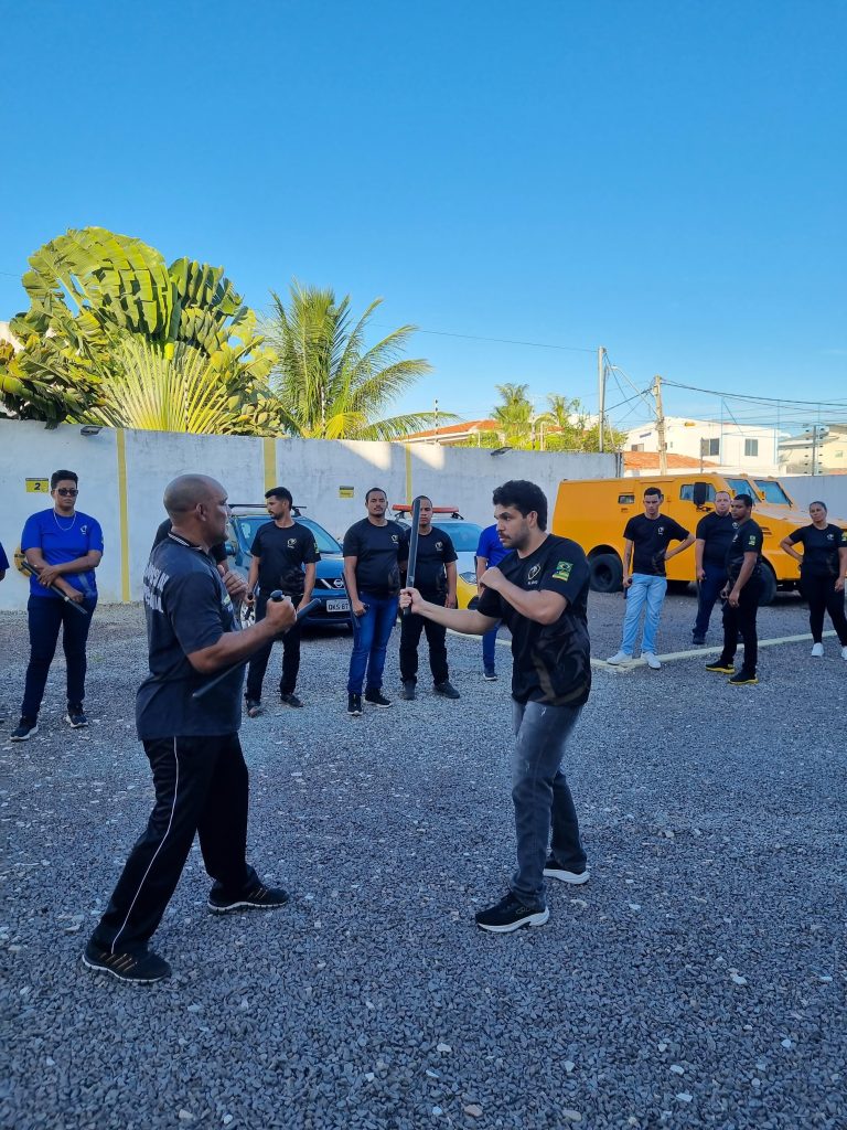 instrutor Elvio Lisboa em sala de aula, orientando a Turma 98 do CFV, composta por diversos alunos atentos ao conteúdo.